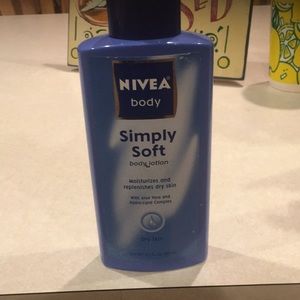Nwot Nivea dry skin lotion 13.5 ounces